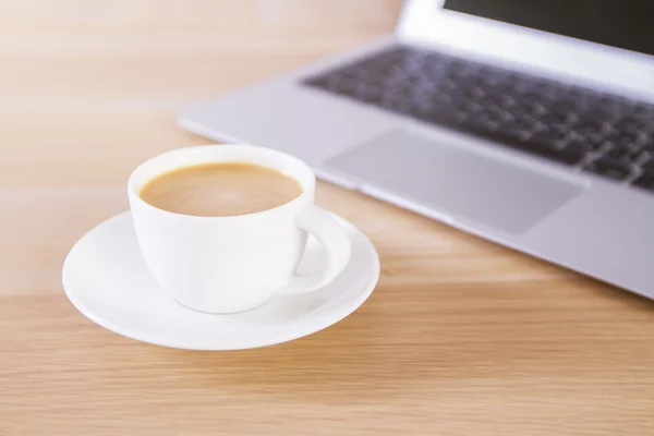 Kaffe och laptop — Stockfoto