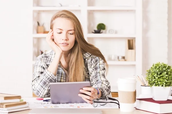 Mädchen mit Tablet — Stockfoto