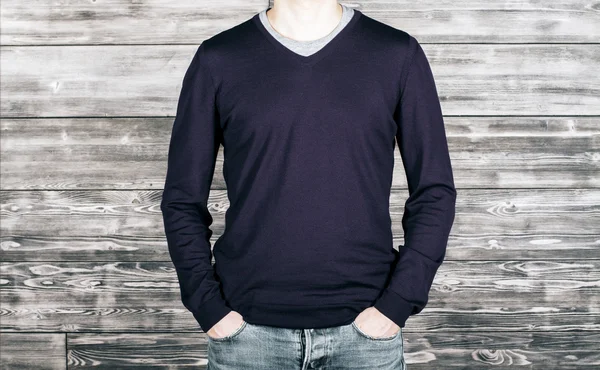 Uomo con camicia scura e jeans — Foto Stock