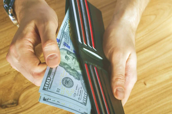 Hand hält schwarze Brieftasche — Stockfoto