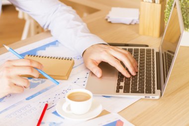 Bilgisayar kullanan adam