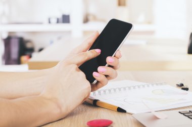 Telefon işaret eden erkek