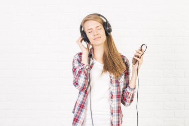 Müzik dinleyen kız