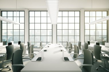Ofis iç tablolarda not defterleri ile alanında coworking, tavan lambaları ve şehir görüntüleyin. 3D render