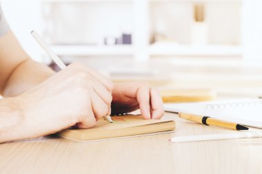 Çizim defterini içinde adam