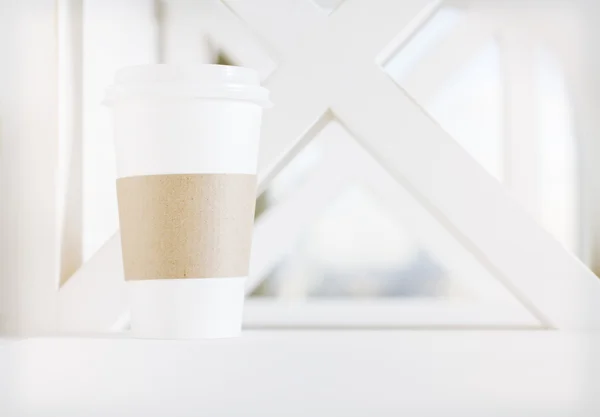 Kaffeetasse auf verschwommenem Hintergrund — Stockfoto