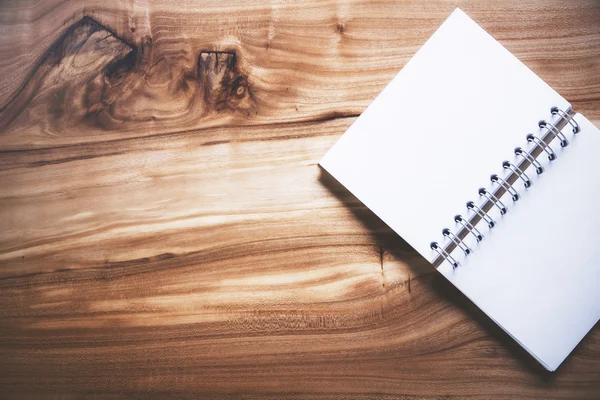 Ahşap masa ve not defteri üst