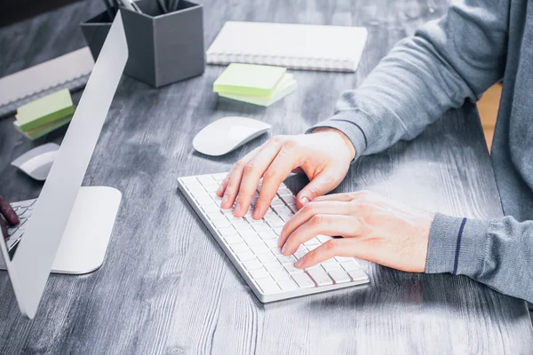 Escritorio con manos en el teclado — Foto de Stock