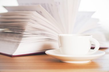 Kitap ve seramik kahve fincanı