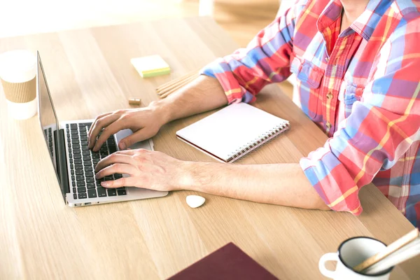 Notebook gebruiken in office — Stockfoto