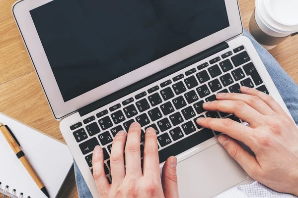 Laptop op schoot — Stockfoto