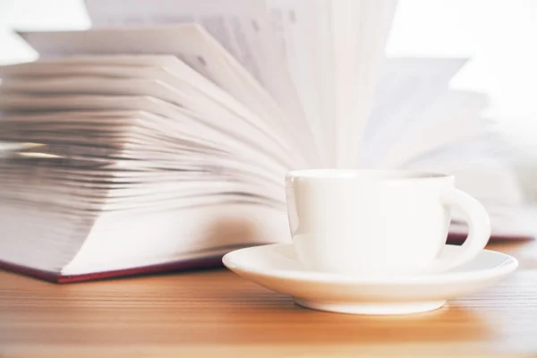 Книжкова та керамічна чашка кави — стокове фото