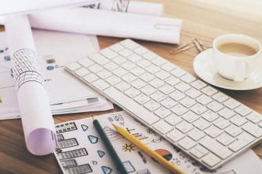 klavye üstünde okul sırası