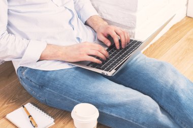 klavyede yazarak adam