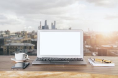 Şehir arka plan üstünde laptop