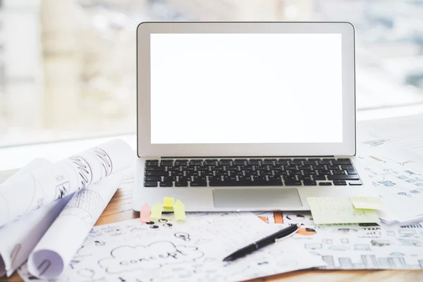 Witte laptop zakelijke grafieken — Stockfoto