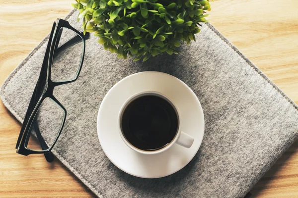 Kaffee im grauen Kasten — Stockfoto