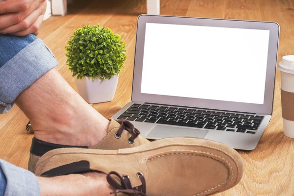 Iemands voeten laptop — Stockfoto