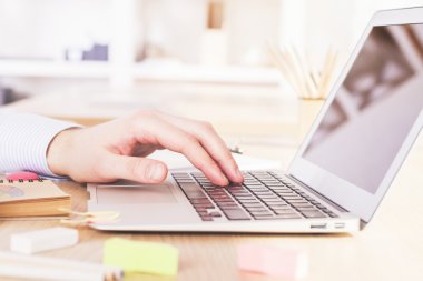 Erkek el klavyede yazma