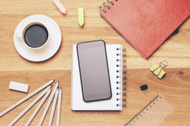 Siyah smartphone ve not defteri