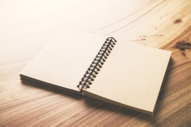 Ahşap yüzey üzerinde boş yaşlı not defteri