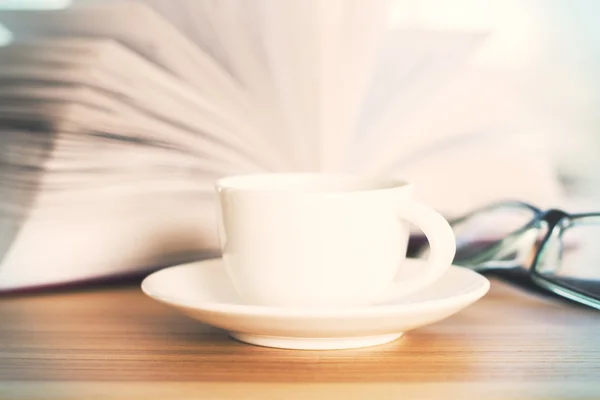 Tazza di caffè e libro — Foto Stock