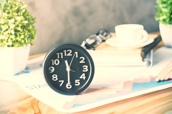 Reloj en el escritorio — Foto de Stock