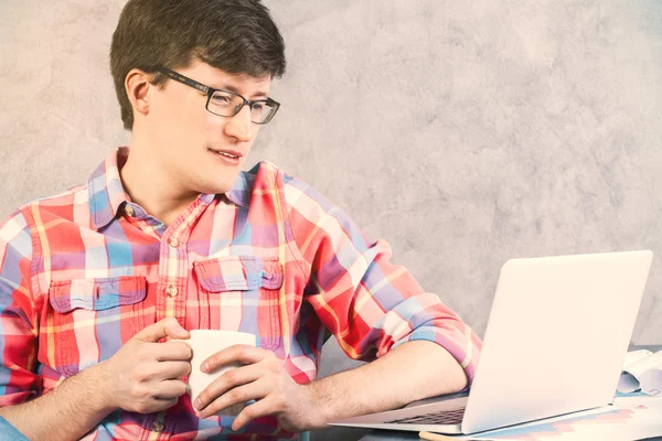 Mann schaut sich Laptop-Nahaufnahme an — Stockfoto