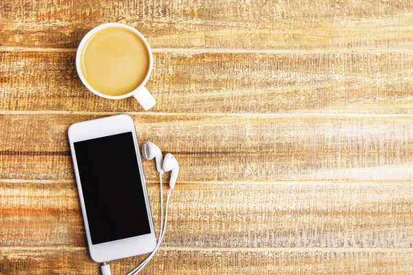 Kaffee und Telefon mit Kopfhörer — Stockfoto