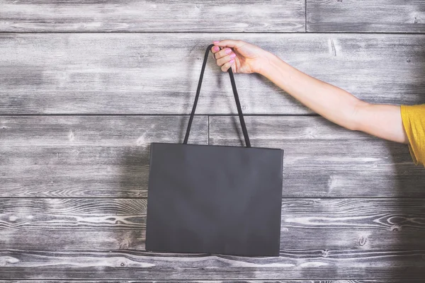 Brazo femenino bolsa de madera —  Fotos de Stock