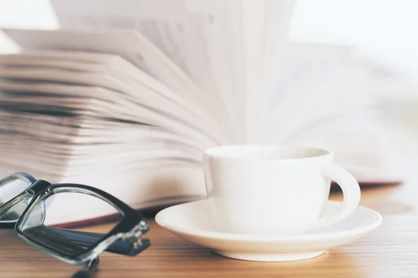 Libro, caffè e bicchieri — Foto Stock