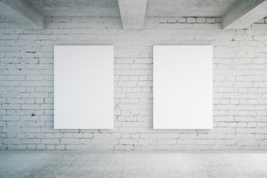 Tuğla duvar boş posterler