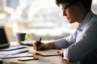 İşadamı defterini içinde yazma