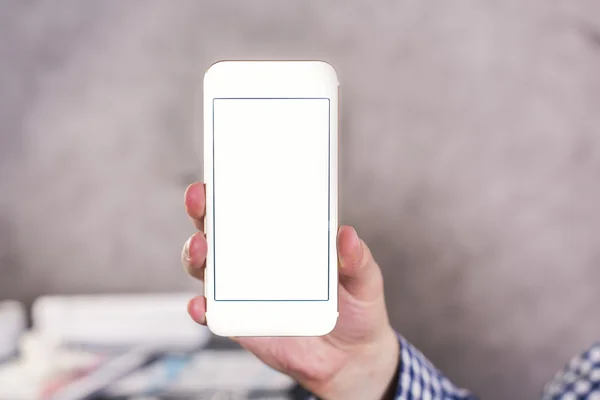 Mano con teléfono inteligente blanco en blanco — Foto de Stock