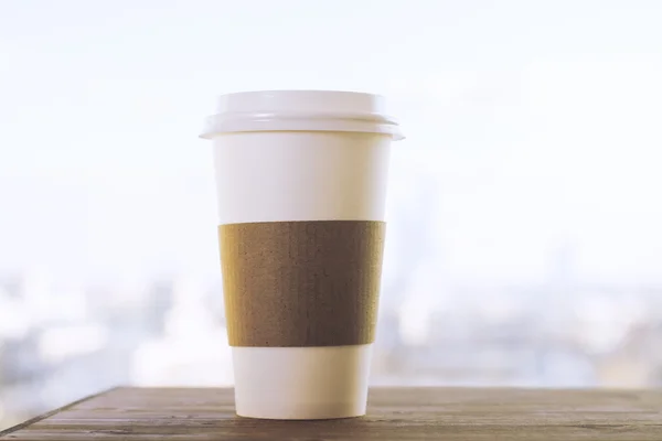 Xícara de café na cidade embaçada — Fotografia de Stock