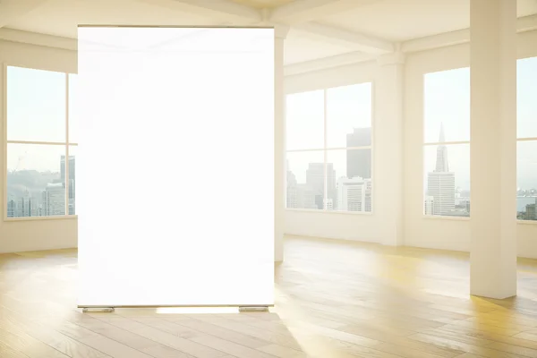 Κενό λευκό πανό στο δωμάτιο — Φωτογραφία Αρχείου