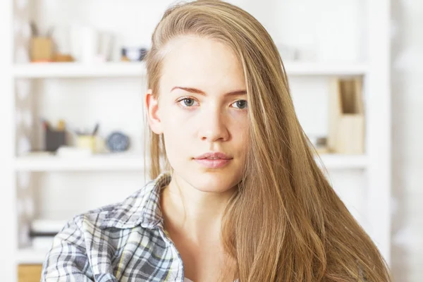 Kaukasisches Frauenporträt — Stockfoto