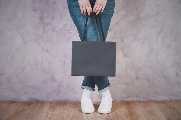 Kadın holding alışveriş çantası — Stok fotoğraf
