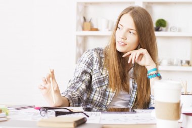 Kadın kalem düşünce ile