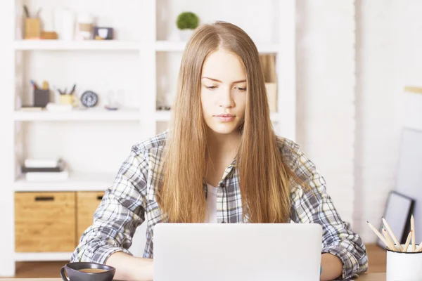 Ung kvinna med laptop — Stockfoto