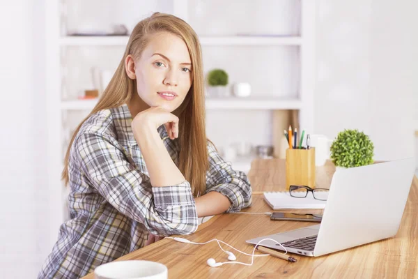 Frau am Schreibtisch — Stockfoto