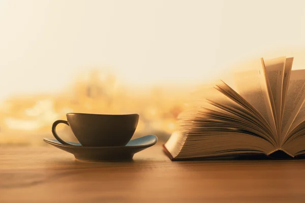 Café y libro abierto —  Fotos de Stock