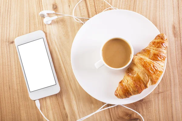 Vit telefon, kaffe och croissant — Stockfoto