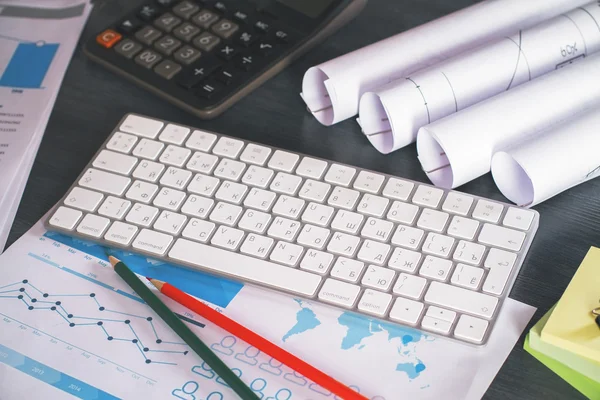 Tabela com teclado e relatório — Fotografia de Stock