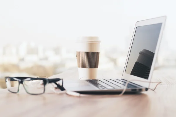 Laptop, café e óculos lado — Fotografia de Stock