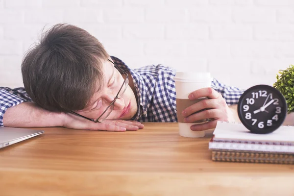 Hombre durmiendo en la oficina — Foto de Stock