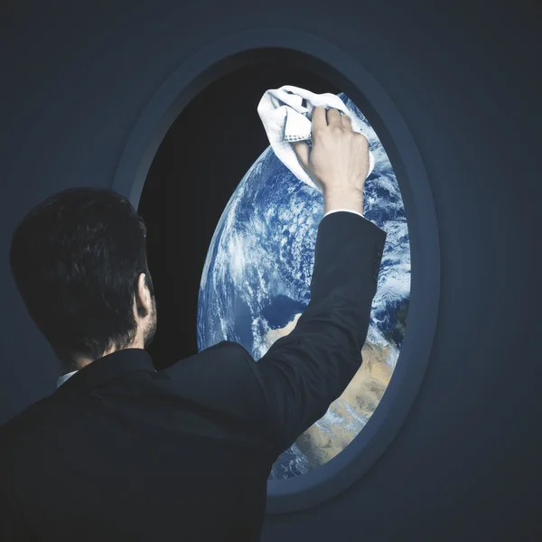 Hombre limpiando ventana de la nave espacial — Foto de Stock