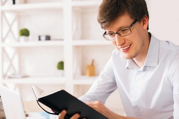 Smiling man reading book side — Stock Photo, Image