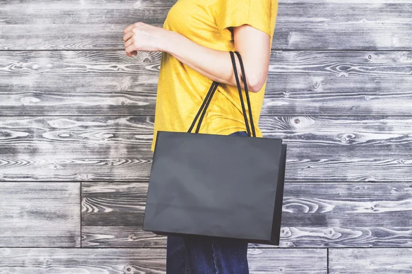 Дівчина з торговою сумкою збоку — стокове фото
