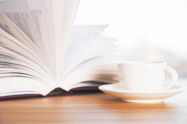 Libro e tazza di caffè — Foto Stock